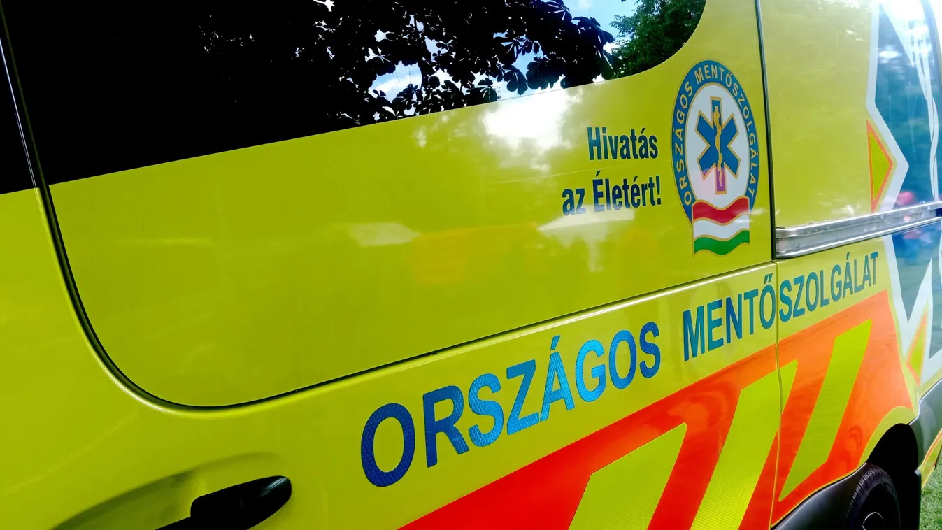Most jött: rohantak a mentők, kamion és személyautó karambolozott