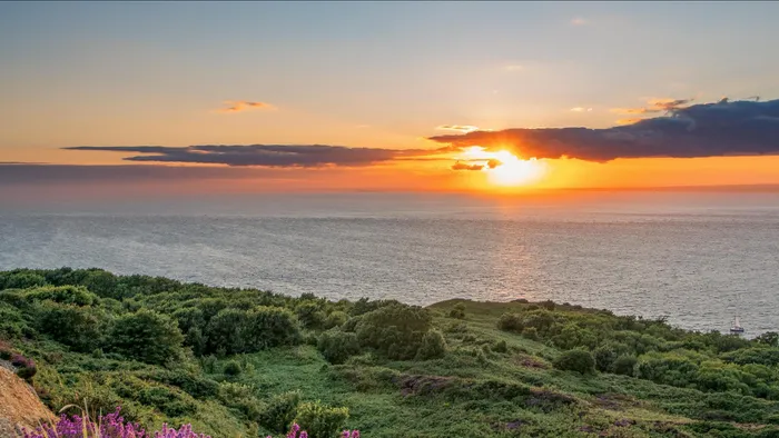 Mediterrán, napsütéses sziget Anglia nyári sztárja – Ettől az elképesztő helyszíntől leesik az állad!